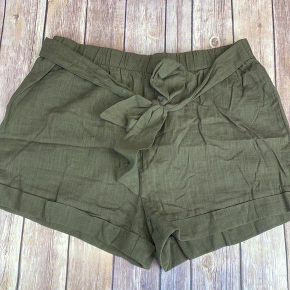 SHEIN Two-piece outfit: 1 pair of shorts and 1 crop top - Picture 2 of 13